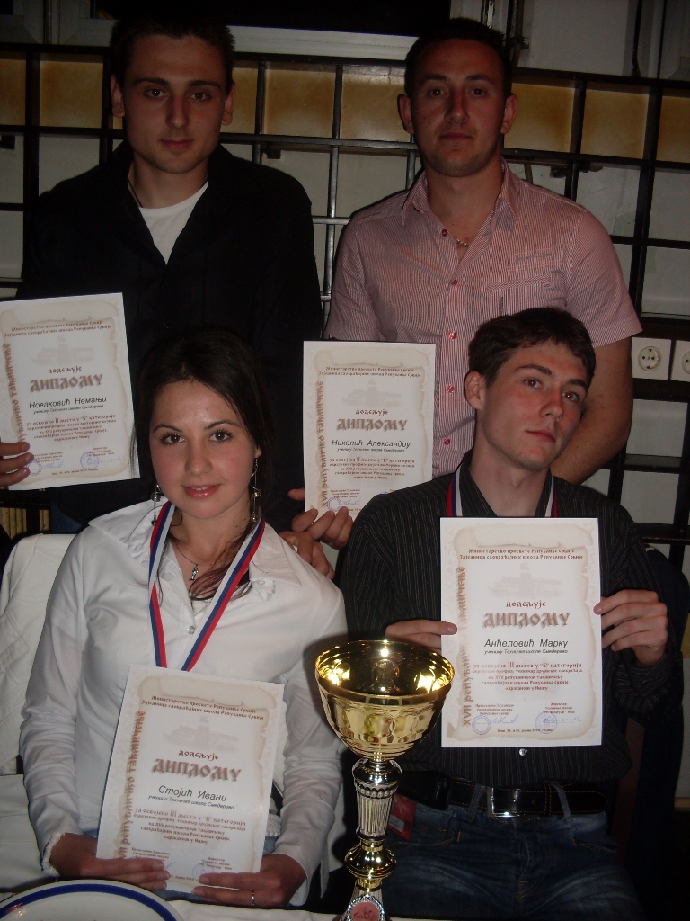 Ucenici sa peharima Učenici Tehničke skole Smederevo sa peharima - sede: Stojić Ivana i Anđelović Marko, stoje: Novaković Nemanja i Nikolić Aleksandar