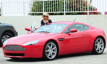 Aston Martin V8 Vantage - Deniz Ričards